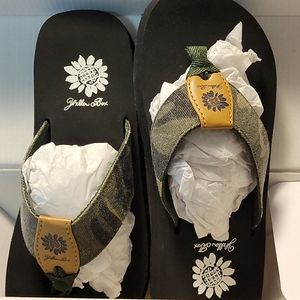 Camo flip flops - yellow box